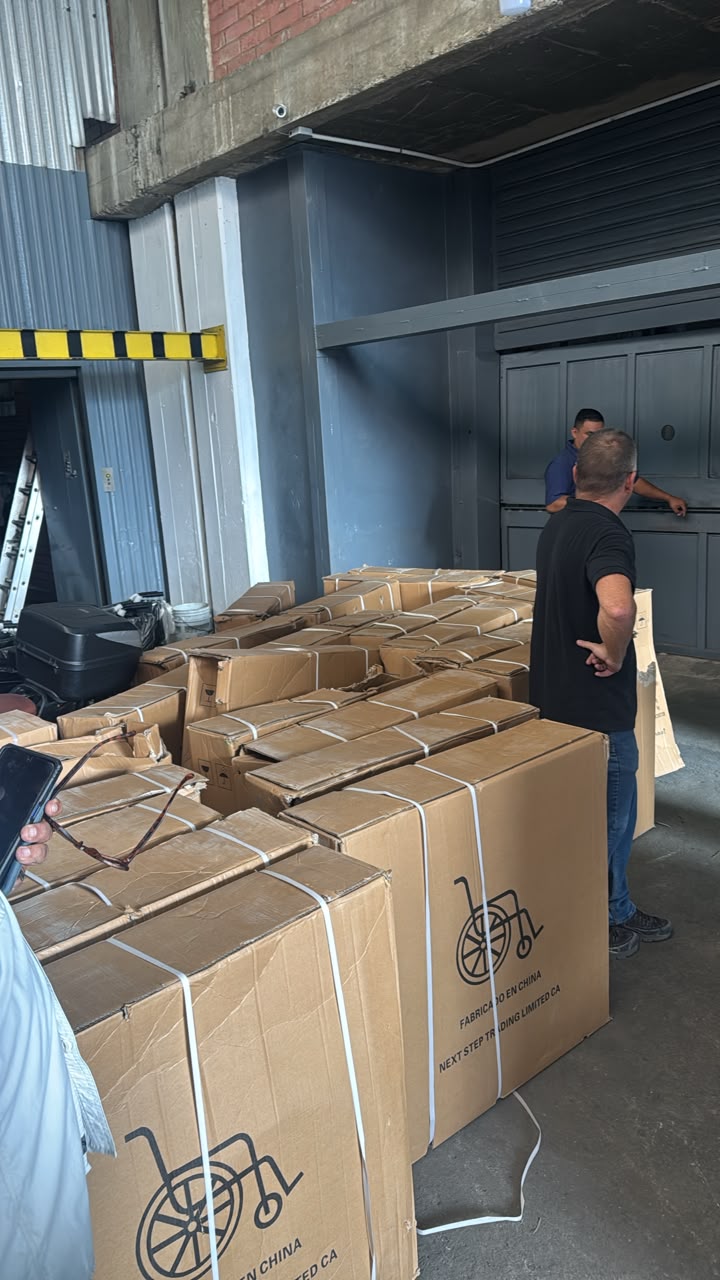 Sillas de ruedas donadas listas para distribuir