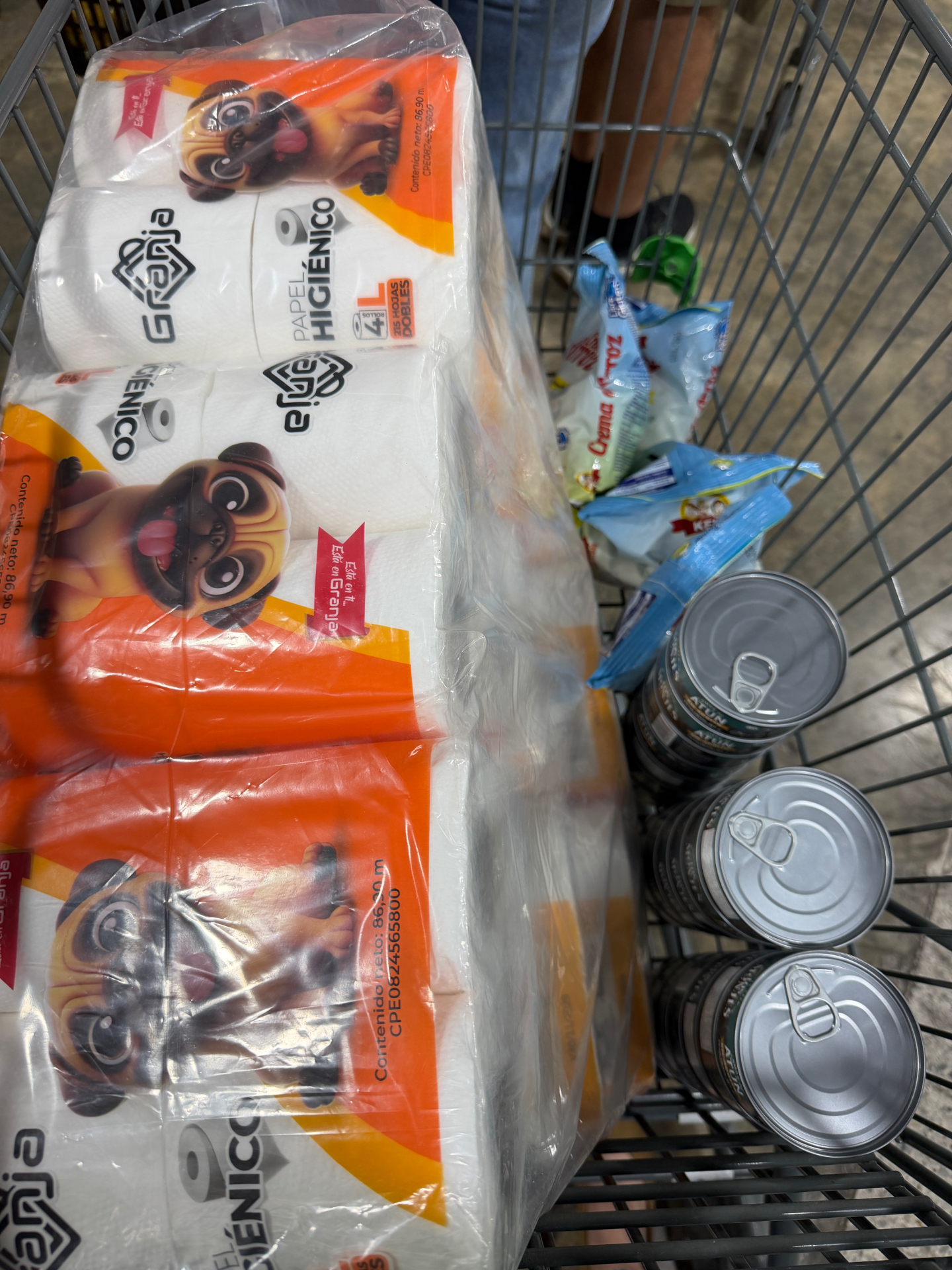 Papel higiénico y atún en el carrito
