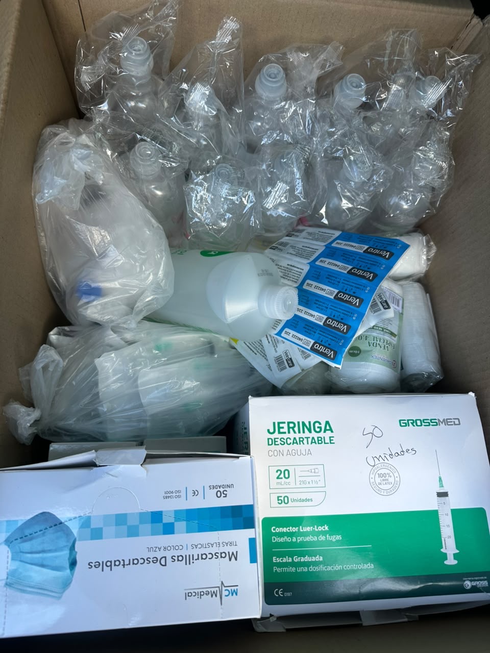 Insumos médicos: jeringas, gasas y suero